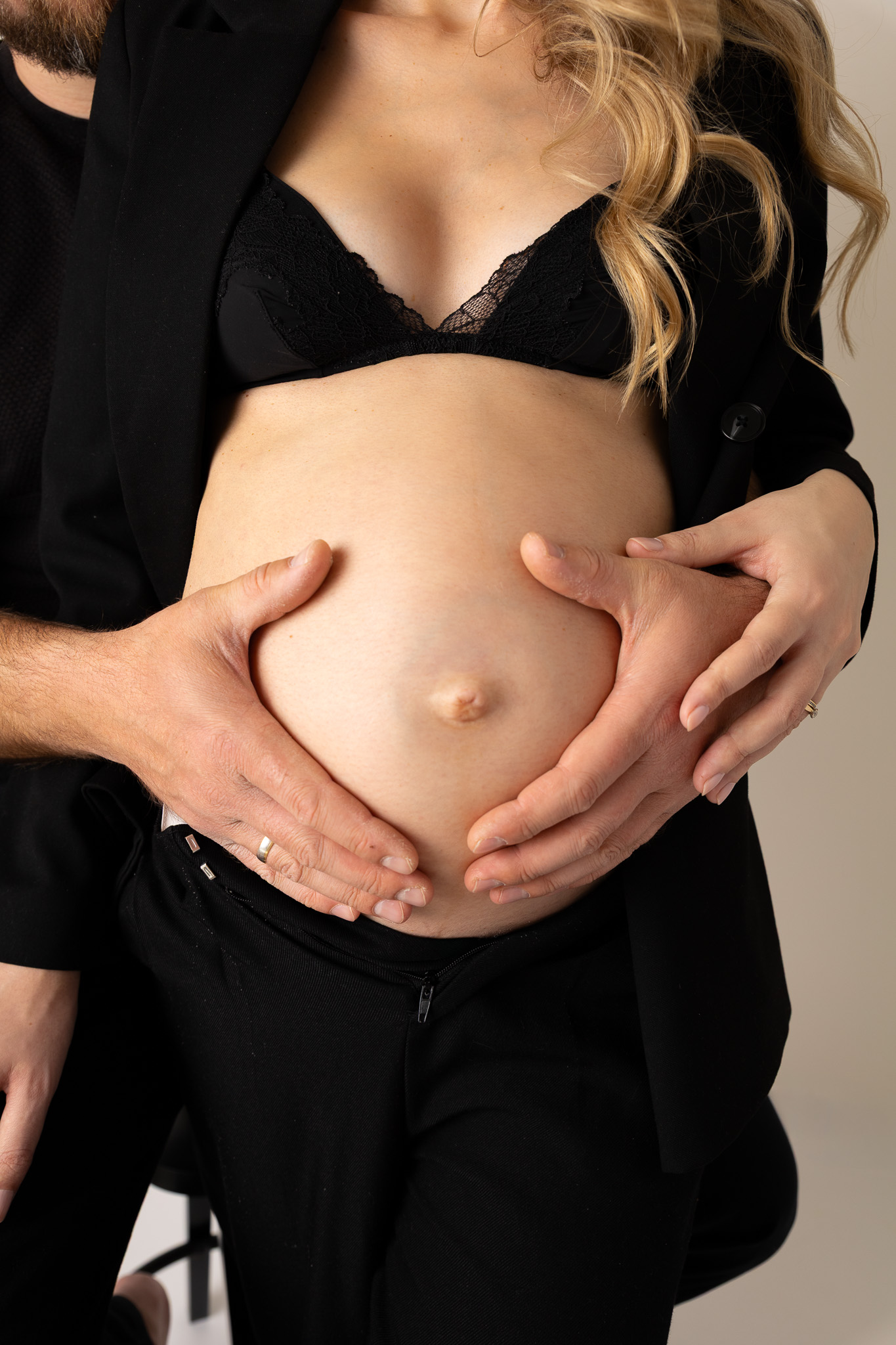 Tehotenské fotenie v ateliéri – nežný moment budúcej mamičky